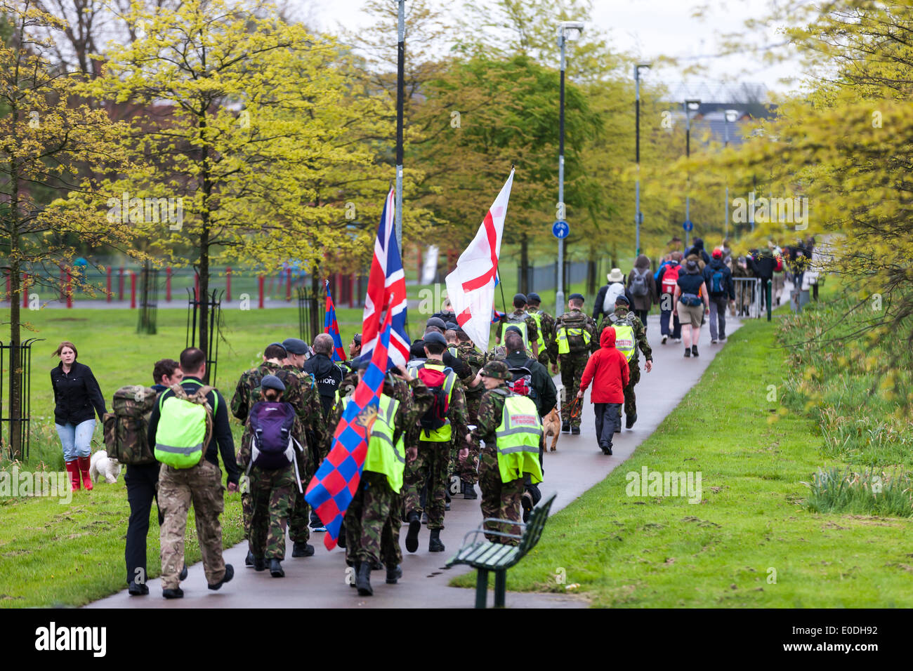 Il Castello, Wellingborough, Northants, Regno Unito. Il 10 maggio, 2014. 35Th International Waendel a piedi partendo dal castello, Wellingborough, Northants. Un 0700 inizio per coloro che entrano nel 42km / 26 mile Cross Country a piedi, le passeggiate più brevi a partire più tardi per tutta la mattina. Previsioni meteo per il fine settimana è pesante docce Credito: Keith J Smith./Alamy Live News Foto Stock