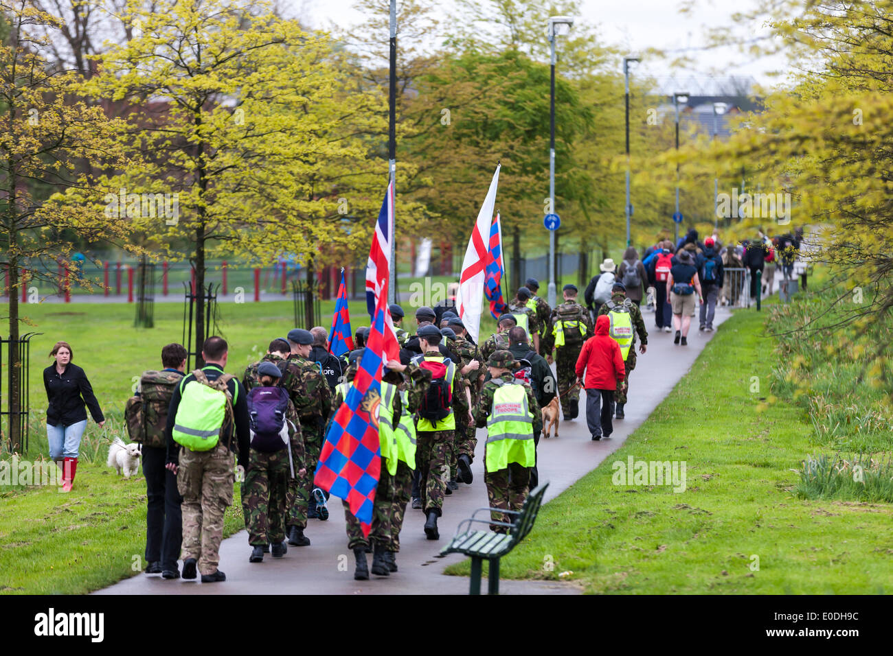 Il Castello, Wellingborough, Northants, Regno Unito. Il 10 maggio, 2014. 35Th International Waendel a piedi partendo dal castello, Wellingborough, Northants. Un 0700 inizio per coloro che entrano nel 42km / 26 mile Cross Country a piedi, le passeggiate più brevi a partire più tardi per tutta la mattina. Previsioni meteo per il fine settimana è pesante docce Credito: Keith J Smith./Alamy Live News Foto Stock