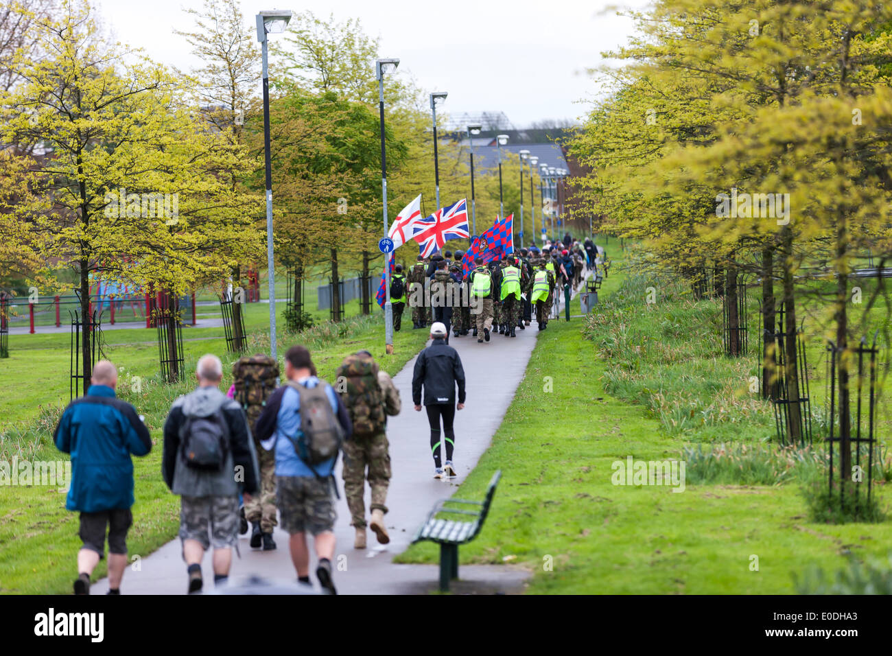 Il Castello, Wellingborough, Northants, Regno Unito. Il 10 maggio, 2014. 35Th International Waendel a piedi partendo dal castello, Wellingborough, Northants. Un 0700 inizio per coloro che entrano nel 42km / 26 mile Cross Country a piedi, le passeggiate più brevi a partire più tardi per tutta la mattina. Previsioni meteo per il fine settimana è pesante docce Credito: Keith J Smith./Alamy Live News Foto Stock