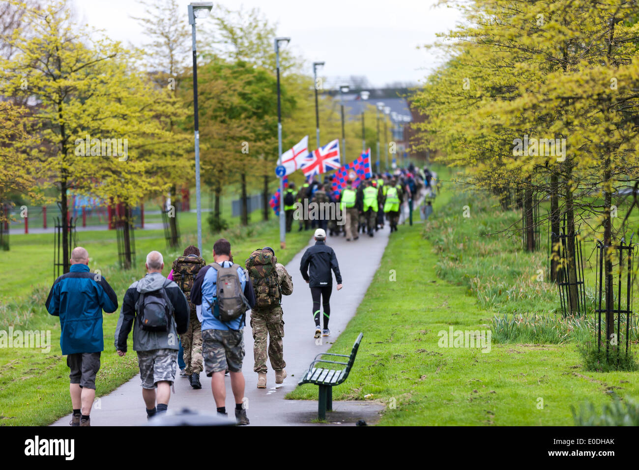 Il Castello, Wellingborough, Northants, Regno Unito. Il 10 maggio, 2014. 35Th International Waendel a piedi partendo dal castello, Wellingborough, Northants. Un 0700 inizio per coloro che entrano nel 42km / 26 mile Cross Country a piedi, le passeggiate più brevi a partire più tardi per tutta la mattina. Previsioni meteo per il fine settimana è pesante docce Credito: Keith J Smith./Alamy Live News Foto Stock