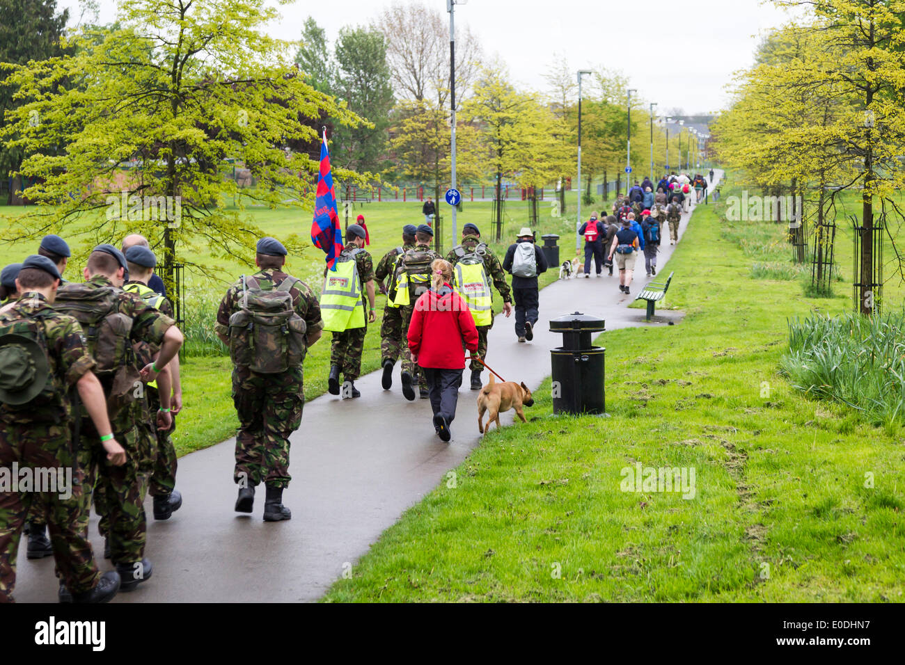 Il Castello, Wellingborough, Northants, Regno Unito. Il 10 maggio, 2014. 35Th International Waendel a piedi partendo dal castello, Wellingborough, Northants. Un 0700 inizio per coloro che entrano nel 42km / 26 mile Cross Country a piedi, le passeggiate più brevi a partire più tardi per tutta la mattina. Previsioni meteo per il fine settimana è pesante docce Credito: Keith J Smith./Alamy Live News Foto Stock