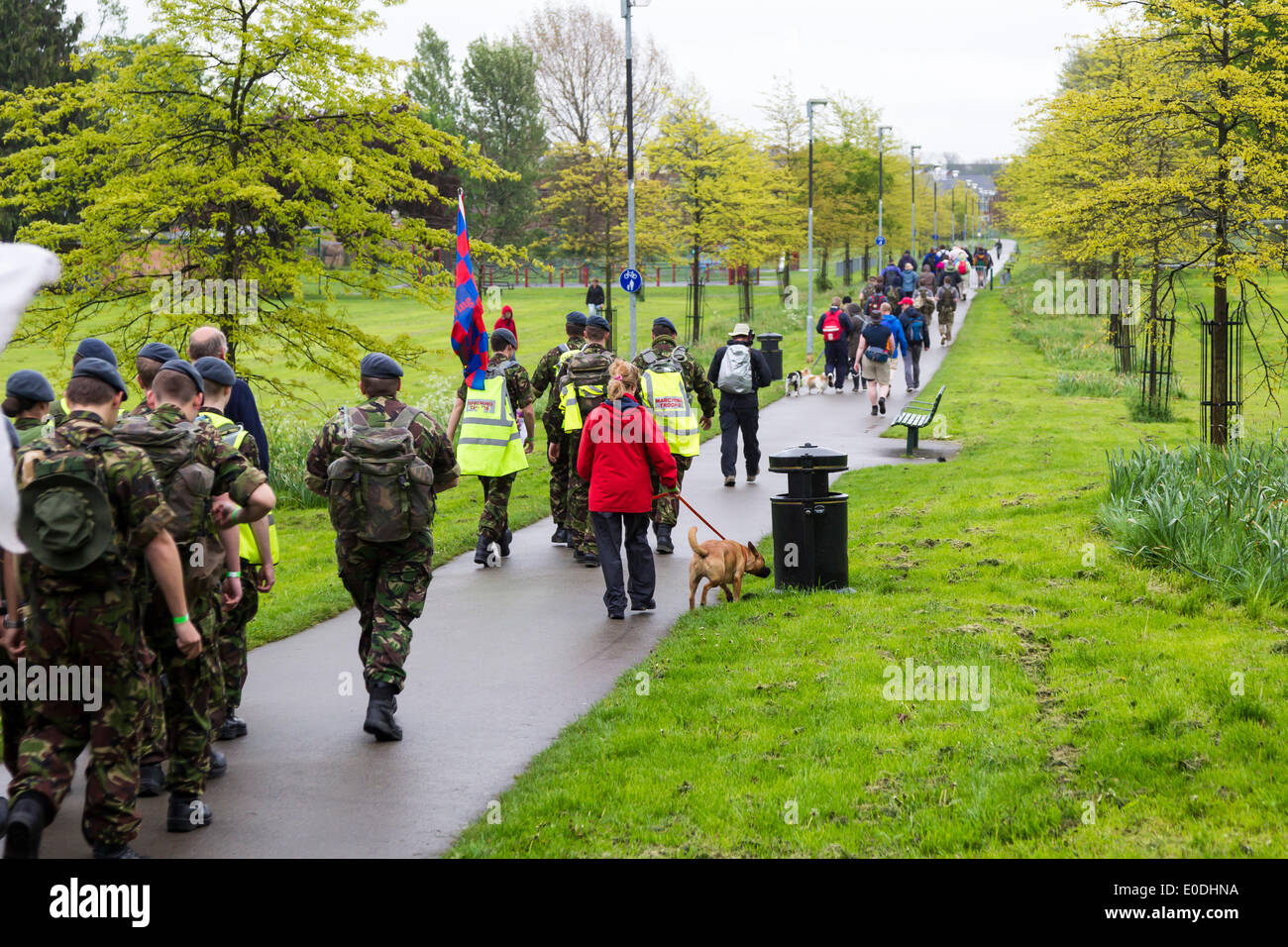 Il Castello, Wellingborough, Northants, Regno Unito. Il 10 maggio, 2014. 35Th International Waendel a piedi partendo dal castello, Wellingborough, Northants. Un 0700 inizio per coloro che entrano nel 42km / 26 mile Cross Country a piedi, le passeggiate più brevi a partire più tardi per tutta la mattina. Previsioni meteo per il fine settimana è pesante docce Credito: Keith J Smith./Alamy Live News Foto Stock