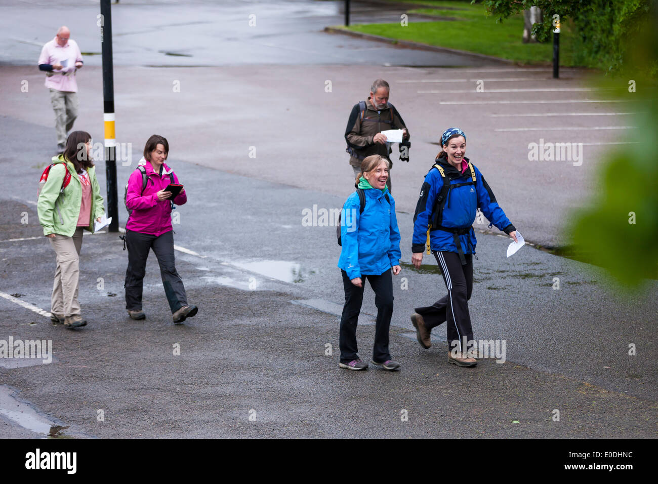 Il Castello, Wellingborough, Northants, Regno Unito. Il 10 maggio, 2014. 35Th International Waendel a piedi partendo dal castello, Wellingborough, Northants. Un 0700 inizio per coloro che entrano nel 42km / 26 mile Cross Country a piedi, le passeggiate più brevi a partire più tardi per tutta la mattina. Previsioni meteo per il fine settimana è pesante docce Credito: Keith J Smith./Alamy Live News Foto Stock