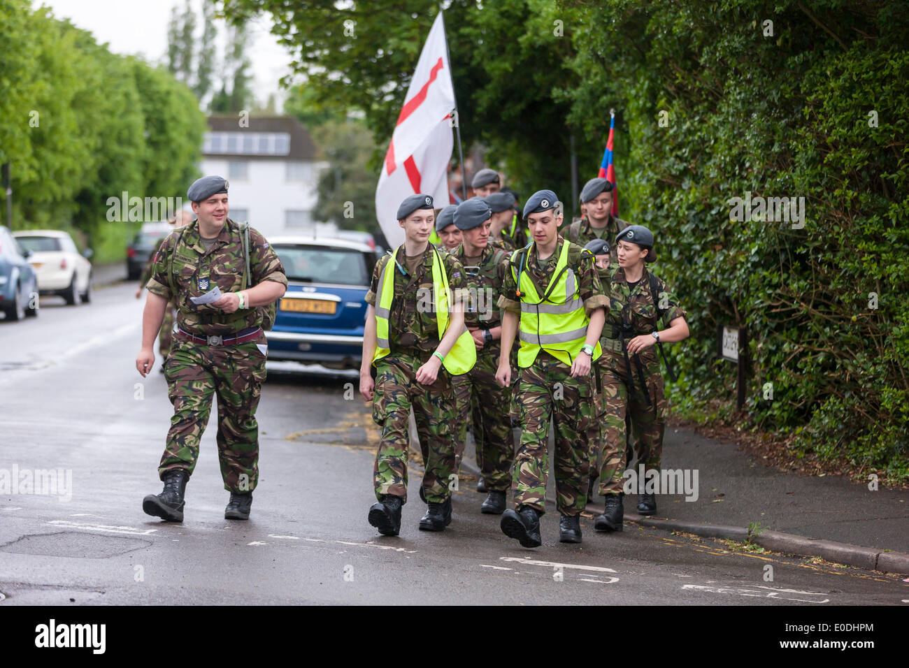 Il Castello, Wellingborough, Northants, Regno Unito. Il 10 maggio, 2014. 35Th International Waendel a piedi partendo dal castello, Wellingborough, Northants. Un 0700 inizio per coloro che entrano nel 42km / 26 mile Cross Country a piedi, le passeggiate più brevi a partire più tardi per tutta la mattina. Previsioni meteo per il fine settimana è pesante docce Credito: Keith J Smith./Alamy Live News Foto Stock