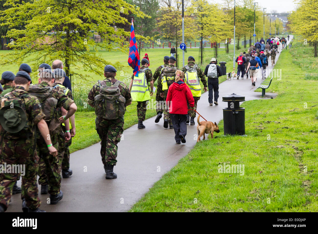 Il Castello, Wellingborough, Northants, Regno Unito. Il 10 maggio, 2014. 35Th International Waendel a piedi partendo dal castello, Wellingborough, Northants. Un 0700 inizio per coloro che entrano nel 42km / 26 mile Cross Country a piedi, le passeggiate più brevi a partire più tardi per tutta la mattina. Credito: Keith J Smith./Alamy Live News Foto Stock