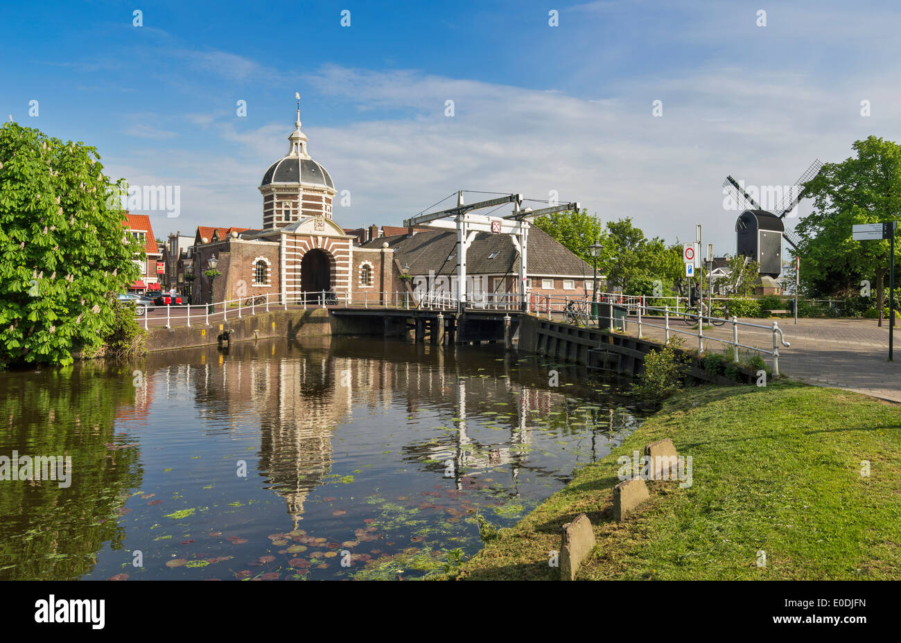 Ponte di arco e sul canale A MORSPOORT LEIDEN Olanda con il mulino a vento di ricostruito Foto Stock