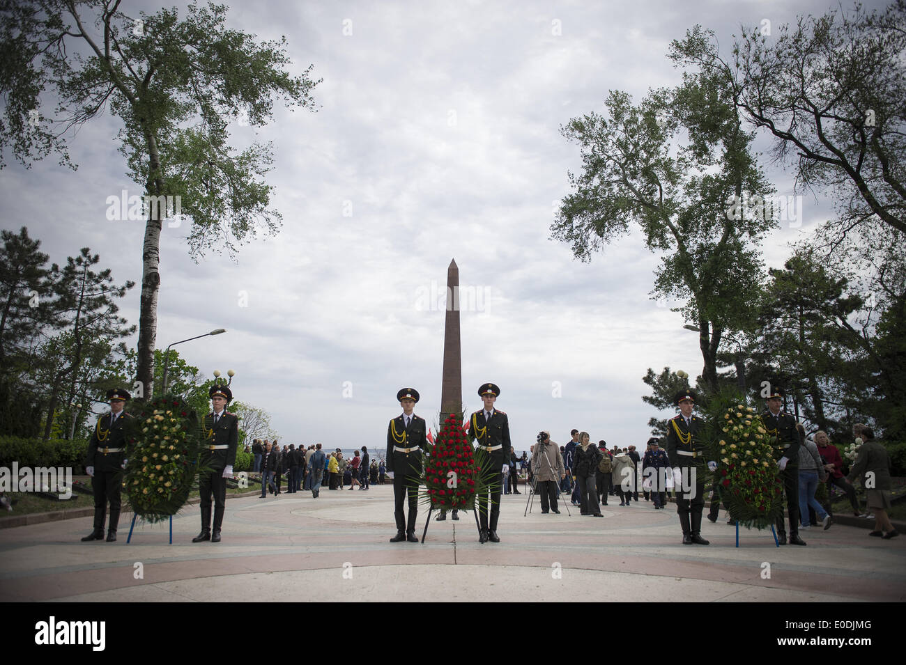 Odessa, Ucraina. 9 maggio 2014. I soldati in uniformi di parata davanti alla tomba di un soldato sconosciuto durante la Giornata della vittoria festeggiamenti in Odessa, Ucraina, venerdì 9 maggio, 2014. Quasi 50 persone morirono, venerdì scorso durante gli scontri tra tra pro-le forze russe e i sostenitori del governo centrale. Il governatore locale ha emesso un ordine di vietare la visualizzazione pubblica del flag di russo. (Zacharie Scheurer) © Zacharie Scheurer/NurPhoto/ZUMAPRESS.com/Alamy Live News Foto Stock