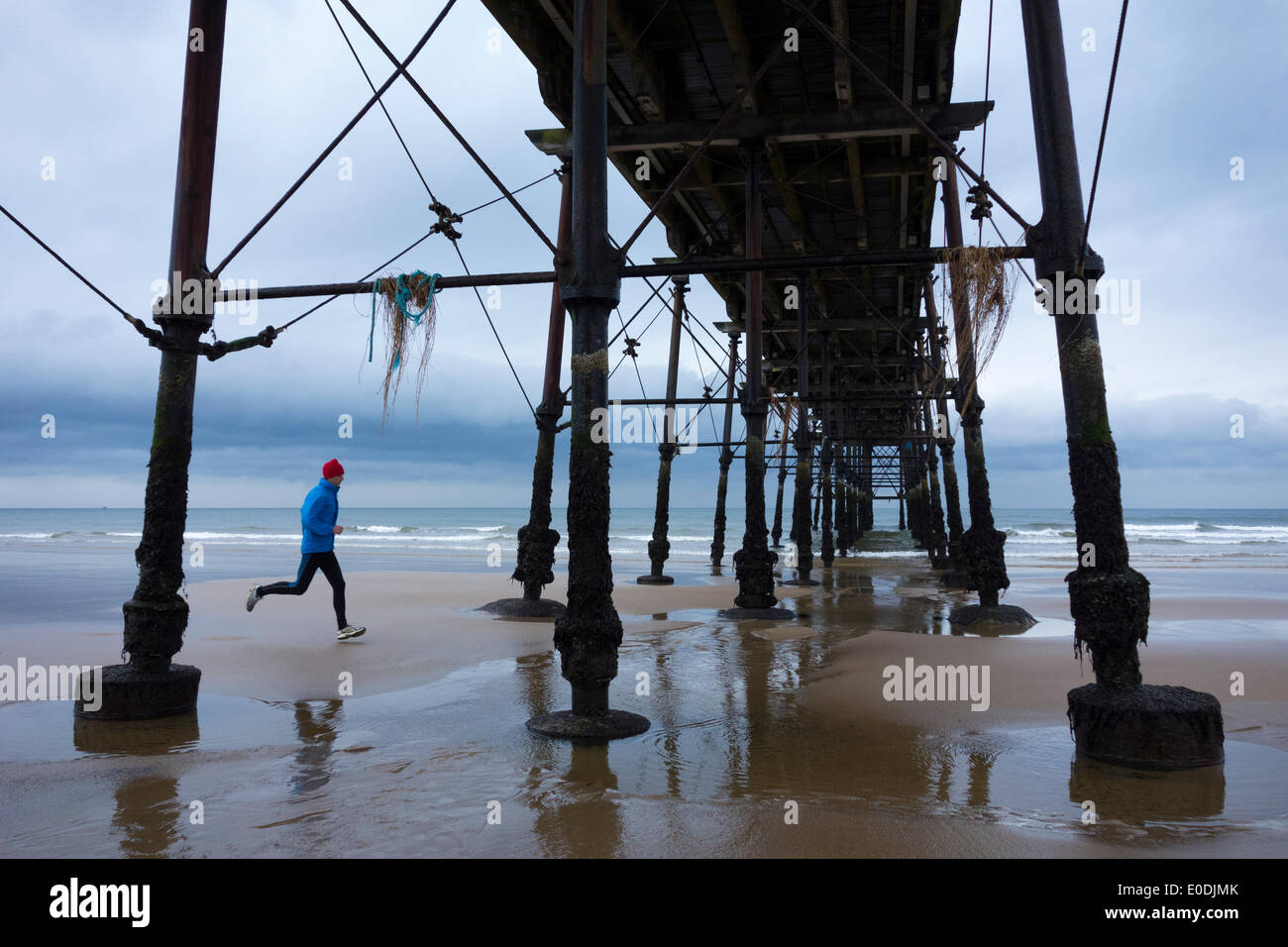 Saltburn dal mare, North Yorkshire, Regno Unito. Il 10 maggio, 2014. Pareggiatore Saltburn sotto il molo vittoriano su un umido sabato mattina come pioggia e vento blustery sweep in gran parte del Regno Unito. Credito: ALANDAWSONPHOTOGRAPHY/Alamy Live News Foto Stock