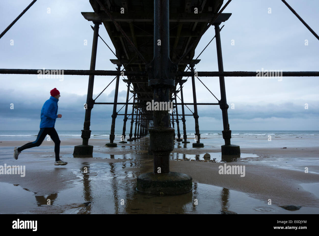 Saltburn dal mare, North Yorkshire, Regno Unito. Il 10 maggio, 2014. Pareggiatore Saltburn sotto il molo vittoriano su un umido sabato mattina come pioggia e vento blustery sweep in gran parte del Regno Unito. Credito: ALANDAWSONPHOTOGRAPHY/Alamy Live News Foto Stock