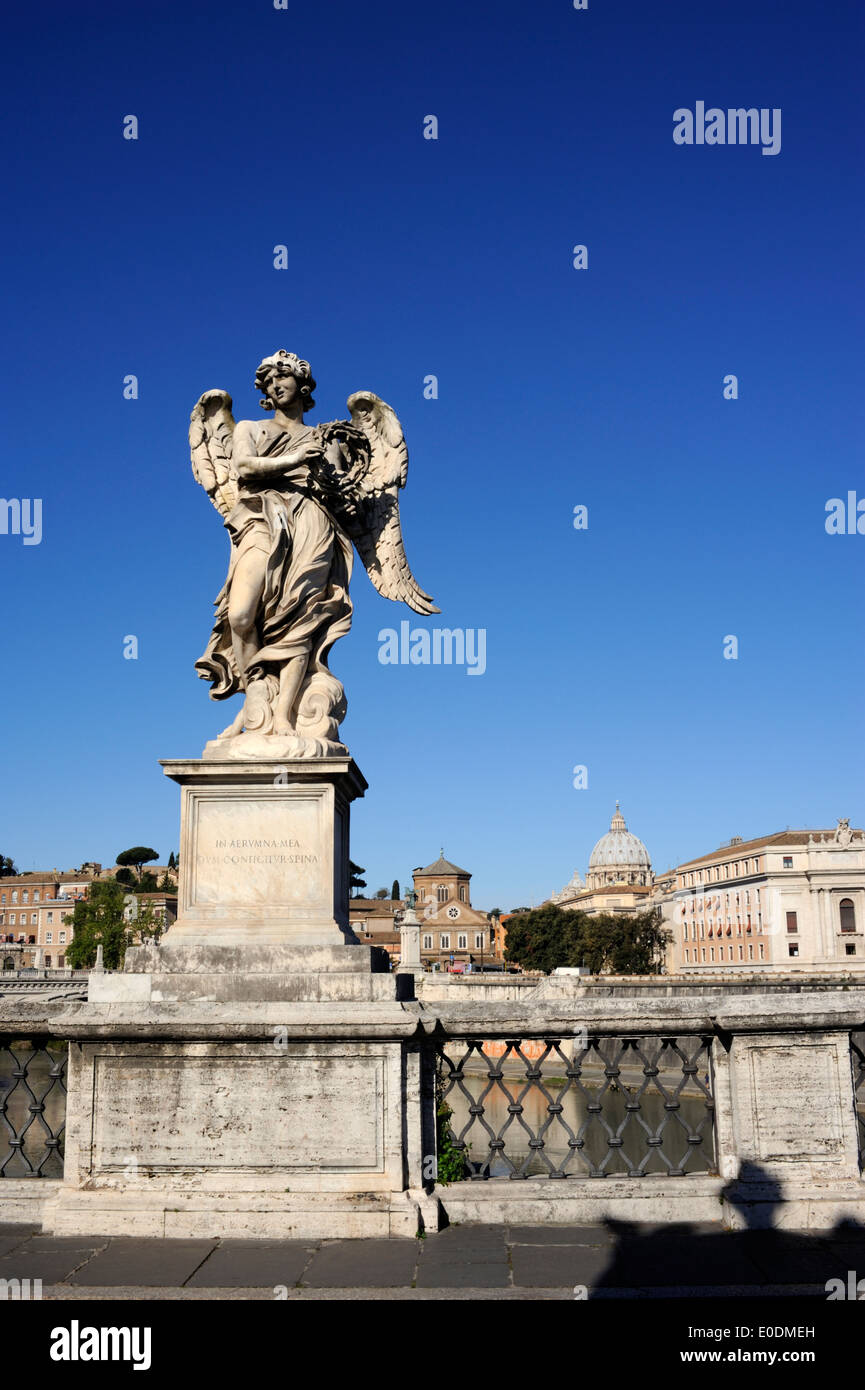 Italia, Roma, statua dell'angelo sul ponte Sant'Angelo e basilica di San Pietro, angelo con la corona di spine Foto Stock
