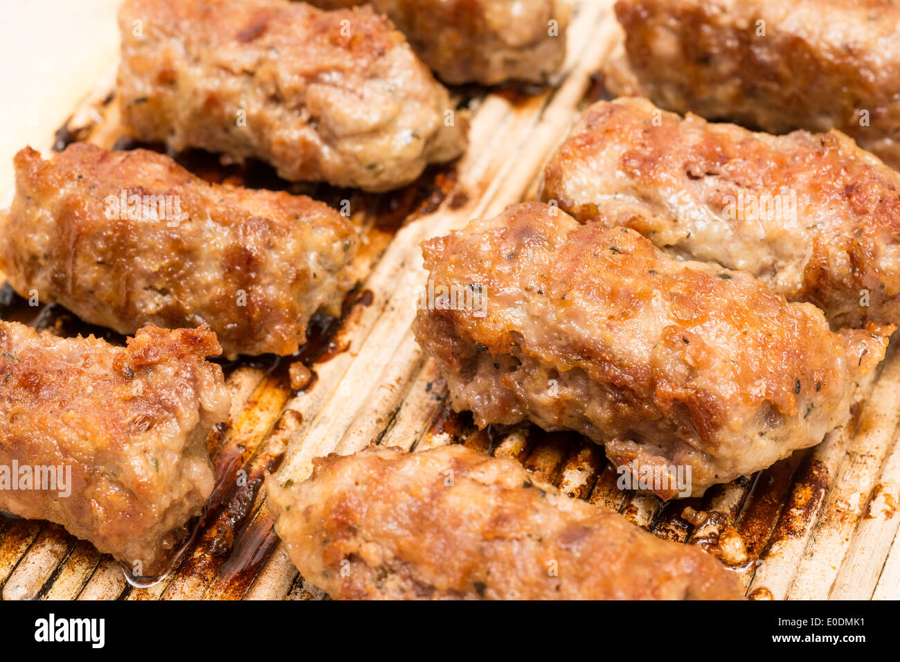 Il rumeno polpette di carne o Mici Grill in padella Foto Stock