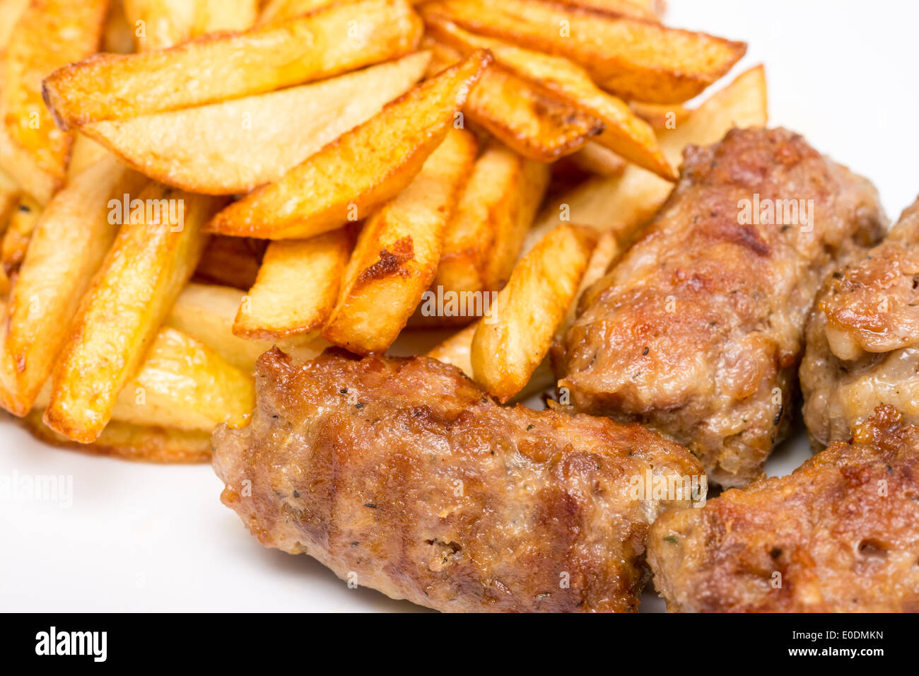 Rumeno tradizionale cena con polpette di carne o Mici e patatine fritte Foto Stock