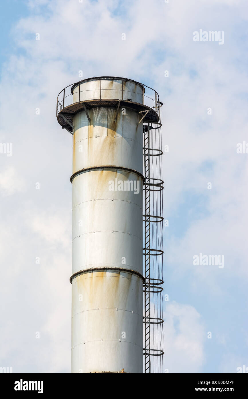 La fabbrica del camino di centrali a carbone vegetale contro il cielo blu Foto Stock