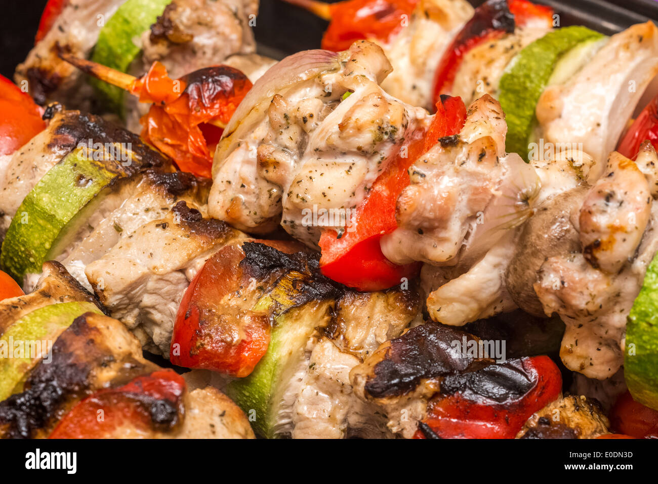 Shishkabob barbecue con carne di pollo, peperoni rossi, funghi, pomodori e zucchine Foto Stock