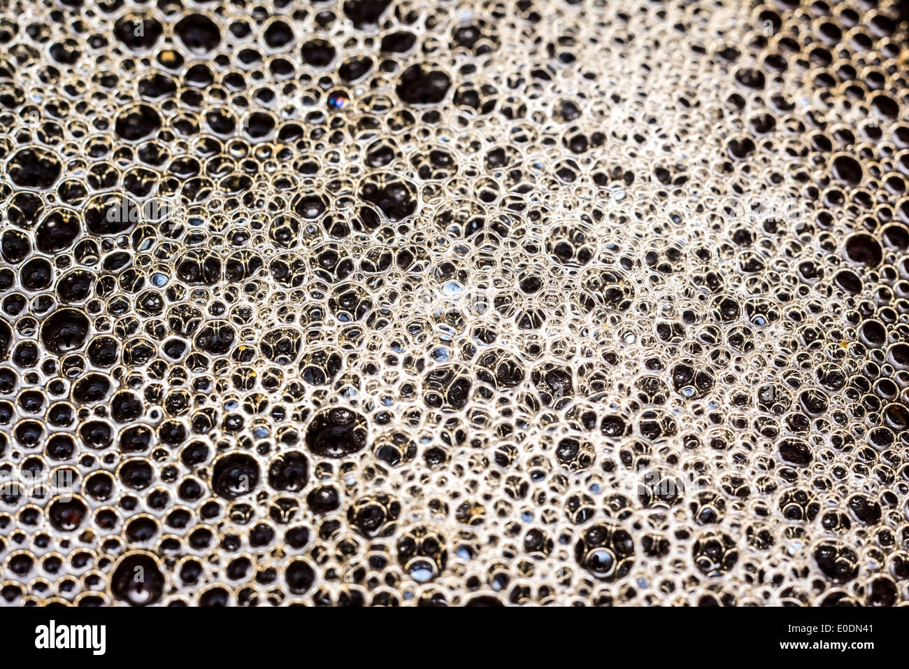 Bolle di olio in acqua vicino fino Foto Stock