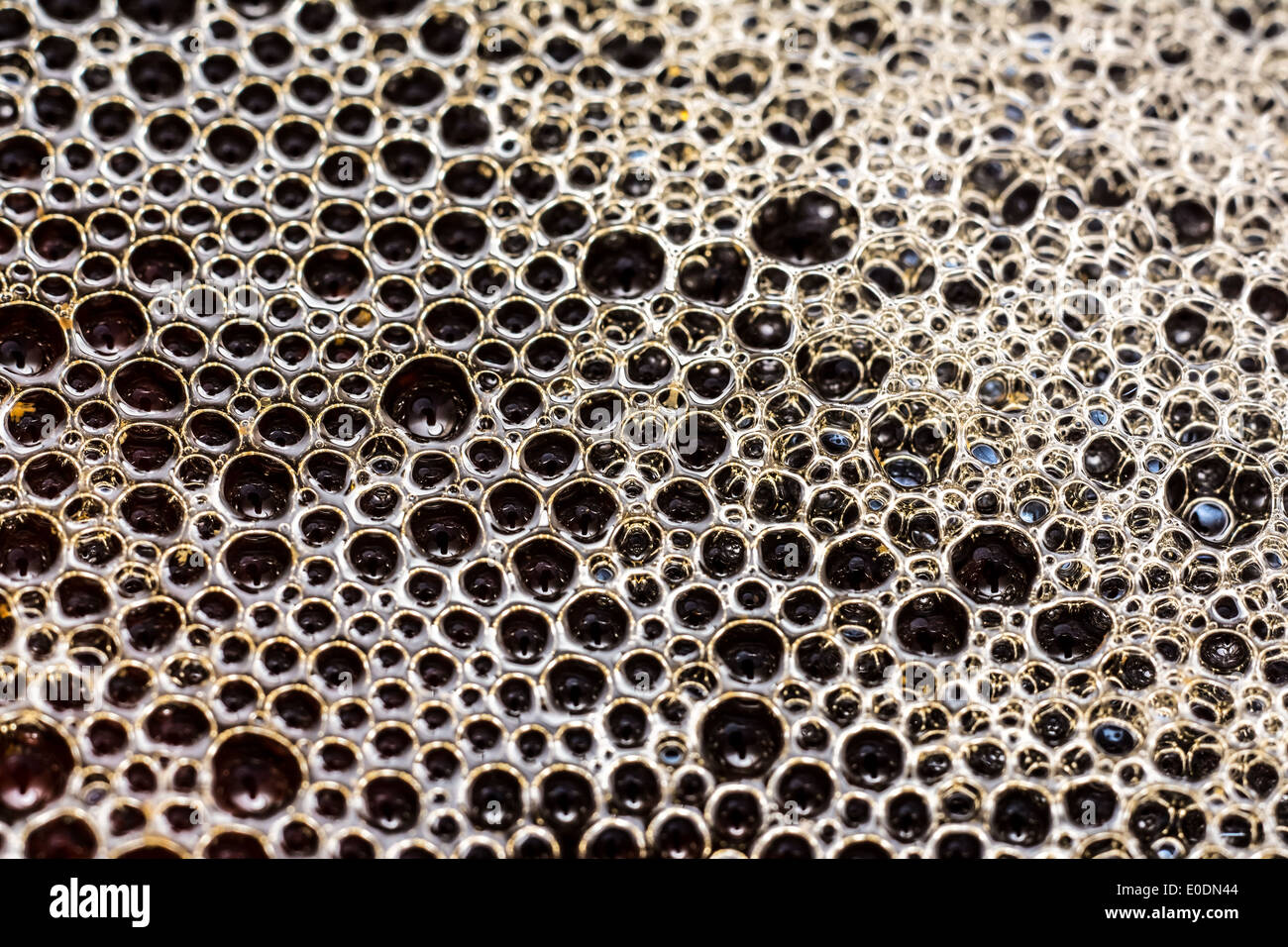 Bolle di olio in acqua vicino fino Foto Stock