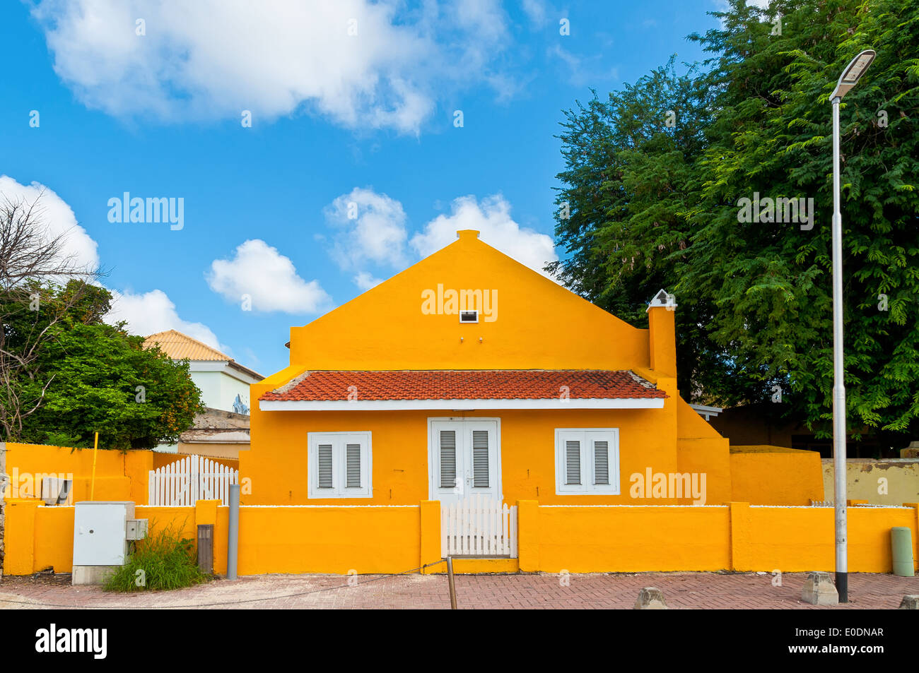 Queste case a Bonaire sono una combinazione di colori dei caraibi con l'architettura olandese. Foto Stock