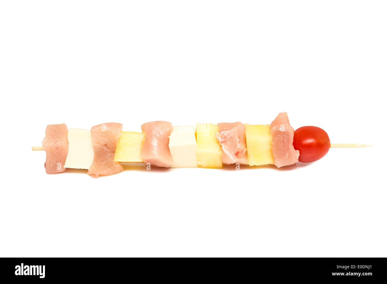 Spiedino di greggio con carne di pollo, mozzarella, ananas e pomodoro ciliegino Foto Stock