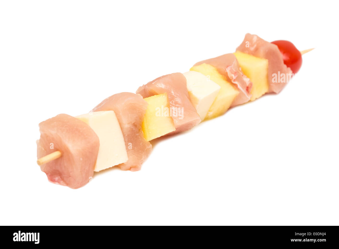 Spiedino di greggio con carne di pollo, mozzarella, ananas e pomodoro ciliegino Foto Stock