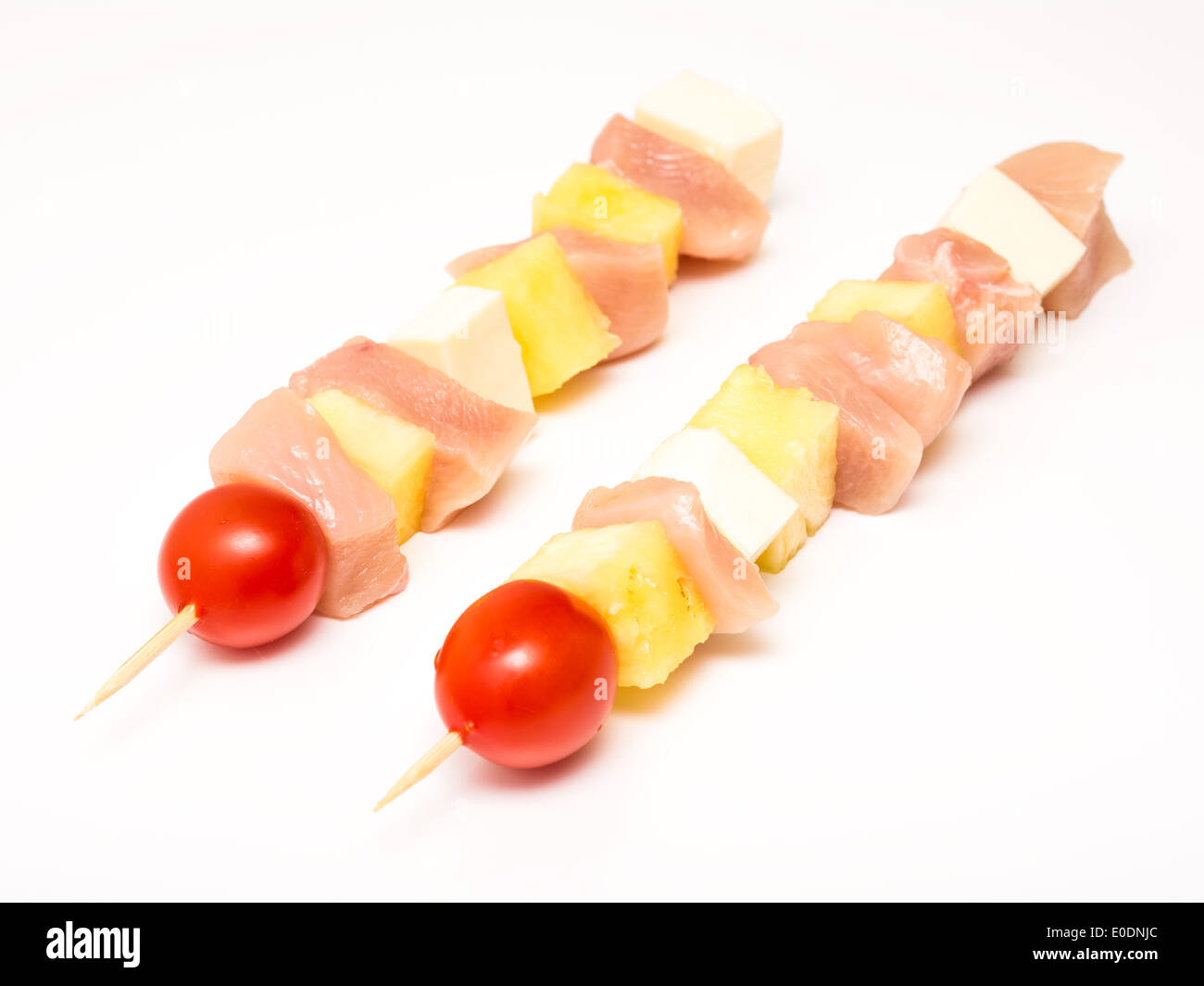 Materie spiedini con carne di pollo, mozzarella, ananas e pomodoro ciliegino Foto Stock