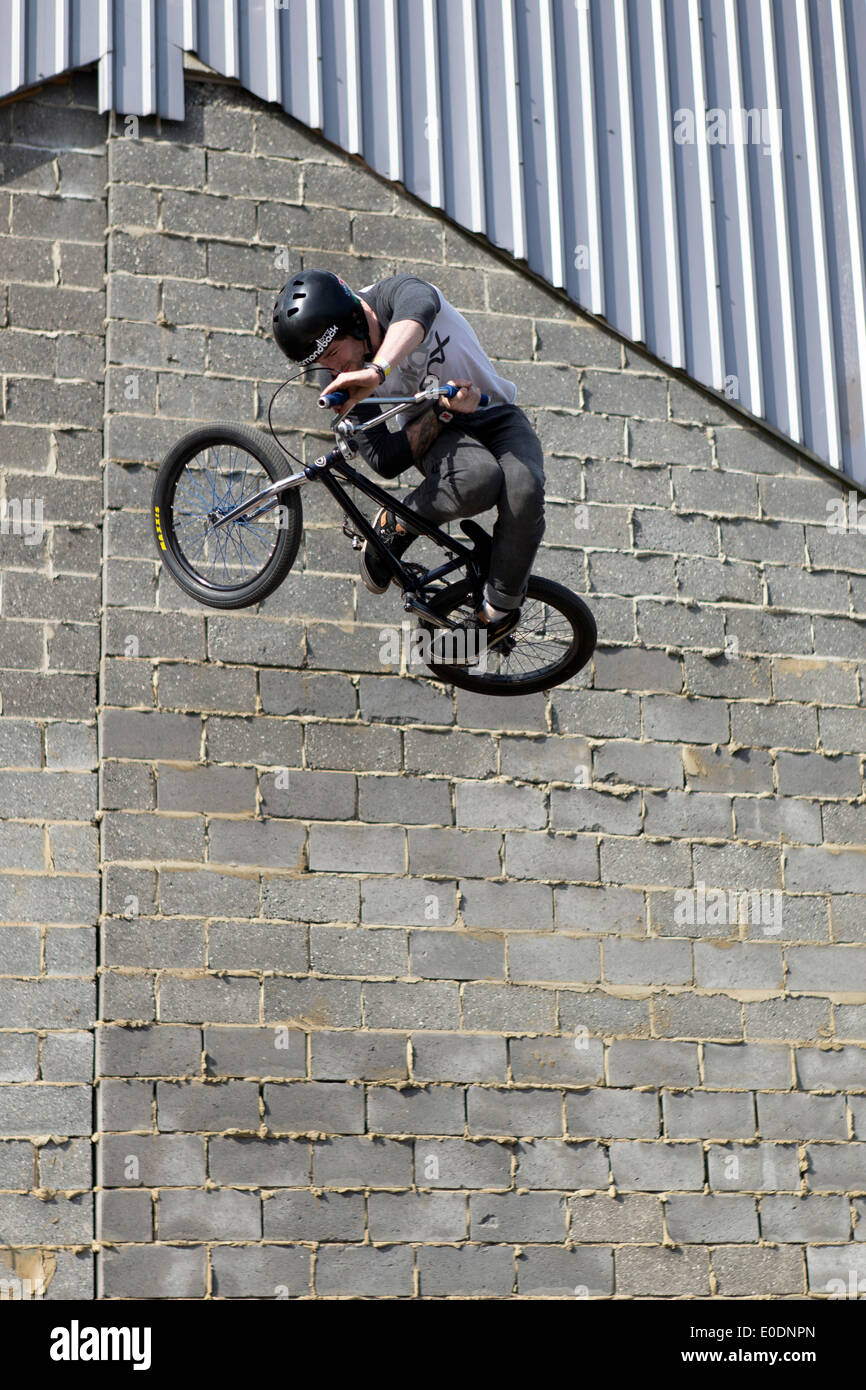 MBE Freestyle BMX show a Streetfest una giornata di cultura urbana festival, Londra, Regno Unito. Il 4 maggio 2014. Foto Stock