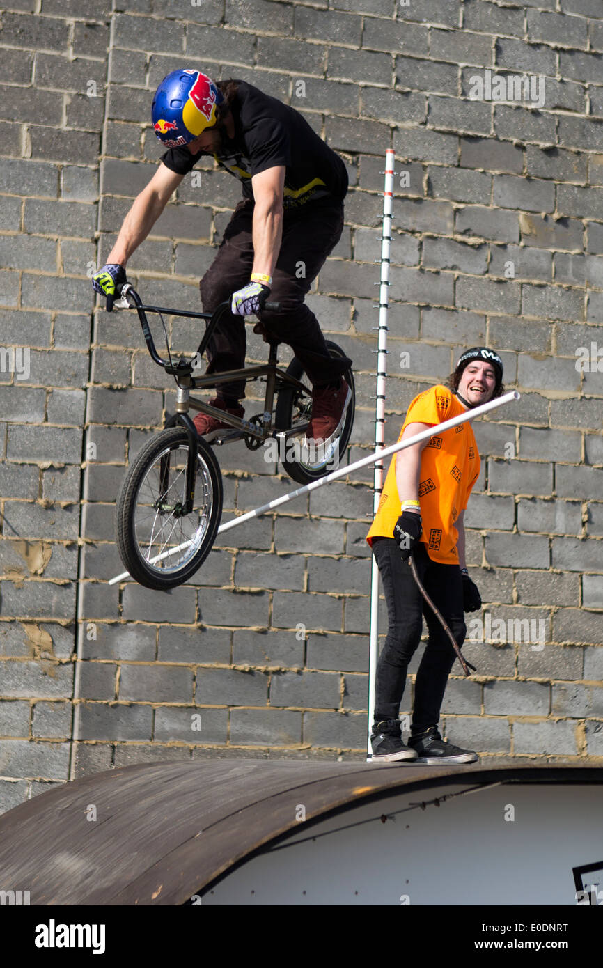 MBE Freestyle BMX show a Streetfest una giornata di cultura urbana festival, Londra, Regno Unito. Il 4 maggio 2014. Foto Stock