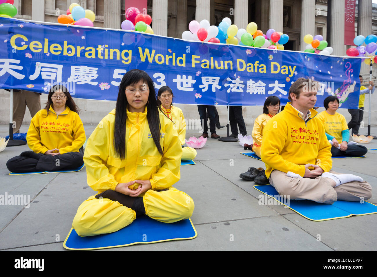 Londra, Regno Unito. Il 10 maggio 2014. Falun Dafa/seguaci di Falun Gong celebrare mondo Falun Dafa giorno a Londra in Trafalgar Square. Falun Dafa è un nome diverso per il Falun Gong. Il Falun Gong è un tradizionale practive per migliorare il corpo e la mente ed è stato reso pubblico in Cina nel 1992. Grazie alla sua popolarità è stato vietato nel 1999 e i suoi membri sono già stati perseguitati e stata oggetto di abusi dei diritti umani. La celebrazione è anche una manifestazione di protesta per la sensibilizzazione. Credito: Nick Savage/Alamy Live News Foto Stock