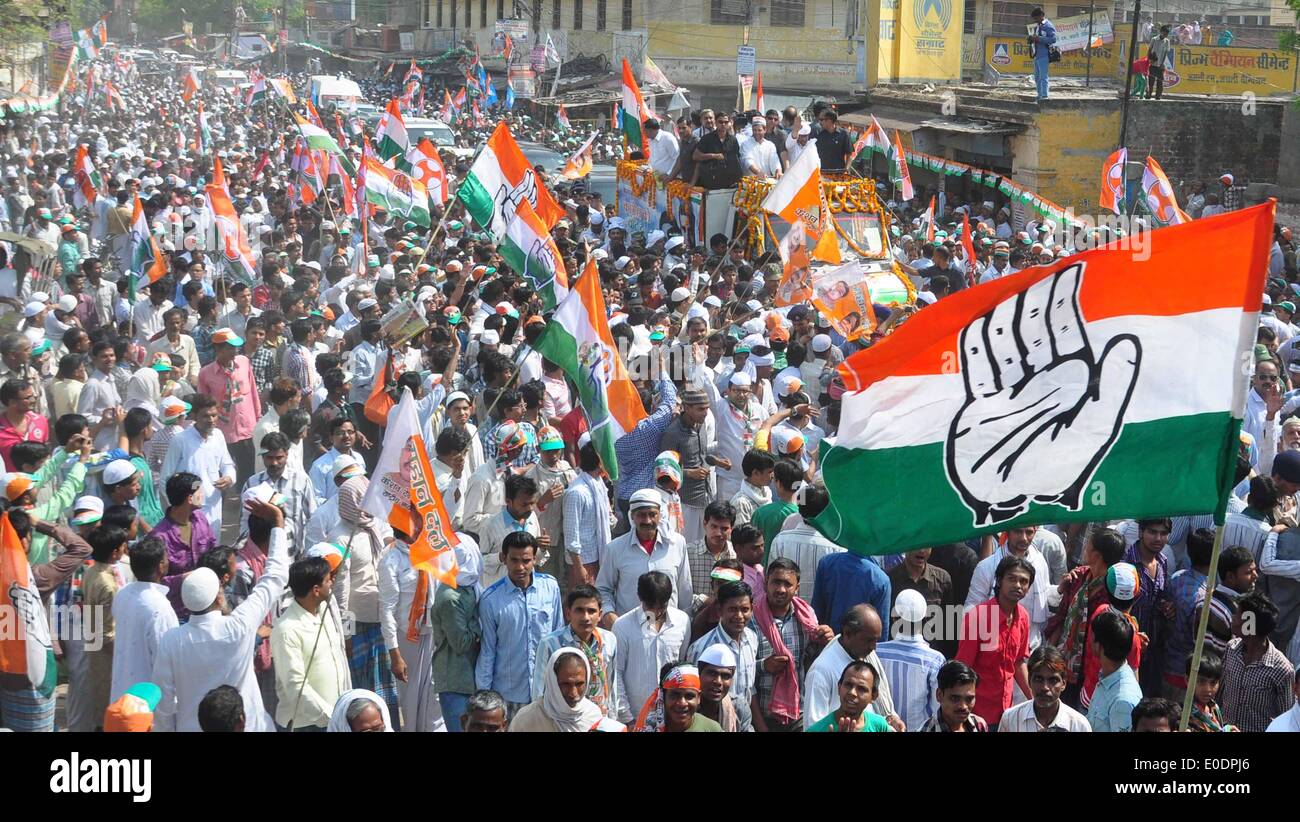 Varanasi (India). Il 10 maggio, 2014. Congresso Vice-presidente Rahul Gandhi persone onde durante una campagna elettorale road show di Allahabad sabato. Credito: PACIFIC PRESS/Alamy Live News Foto Stock