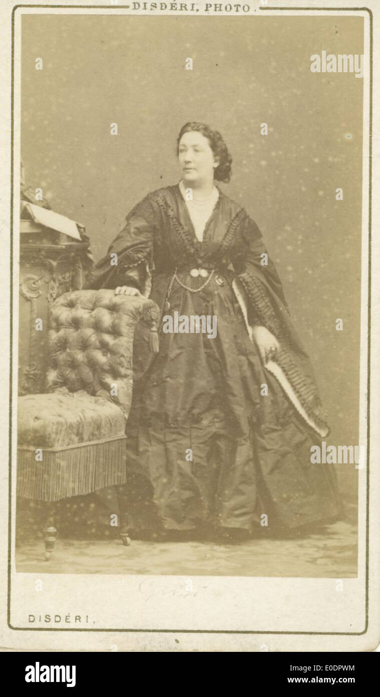 Un ritratto storico di Julia Grisi, soprano ottocentesco, in piedi su una sedia. L'immagine riflette la sua statura nel mondo dell'opera e della musica classica. Foto Stock