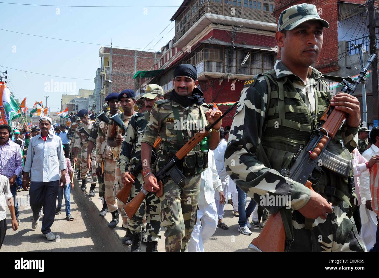 Varanasi (India). Il 10 maggio, 2014. Forze paramilitari durante il Congresso Vice-presidente Rahul Gandhi durante la campagna elettorale del road show in Allahabad sabato. Credito: PACIFIC PRESS/Alamy Live News Foto Stock
