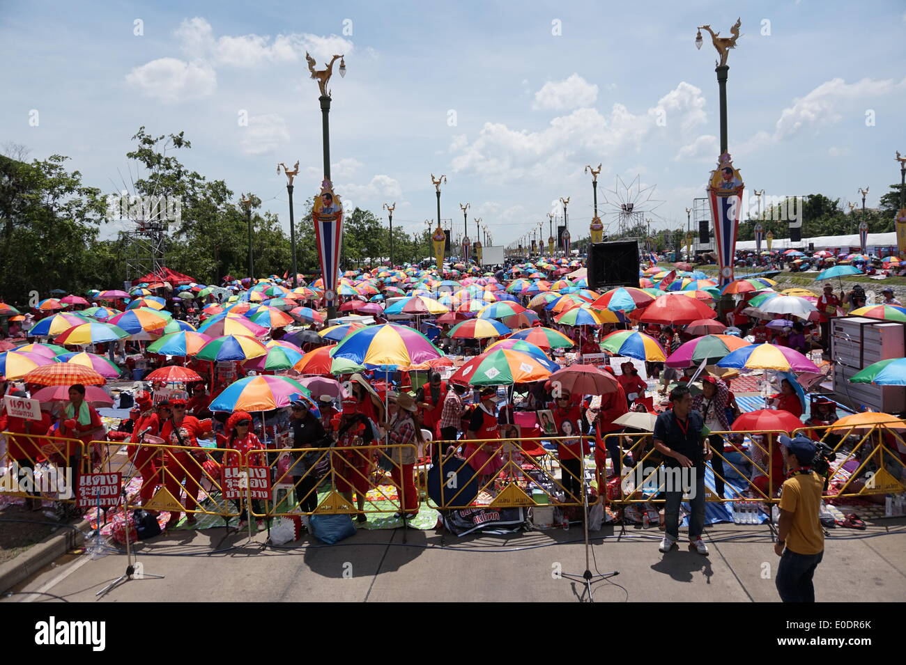 Bangkok, Tailandia. Il 10 maggio, 2014. Red-shirt sostenitori frequentare un rally nella periferia di Bangkok, Thailandia, 10 maggio 2014. I sostenitori della Thailandia del governo assediati si sono riuniti sabato nella periferia di Bangkok, dicendo "sleale" per il governo. Credito: Yang Yunyan/Xinhua/Alamy Live News Foto Stock