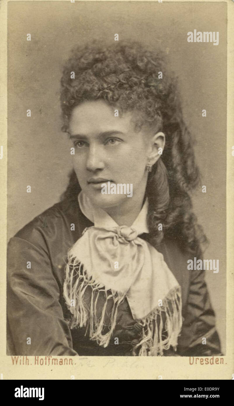 Un ritratto vintage della signorina Pichter, scattato negli anni '1800 Questa classica foto in bianco e nero cattura la sua somiglianza, riflettendo la moda e lo stile della fine del XIX secolo. Foto Stock Un ritratto vintage della signorina Pichter, scattato negli anni '1800 Questa classica foto in bianco e nero cattura la sua somiglianza, riflettendo la moda e lo stile della fine del XIX secolo. Foto Stock