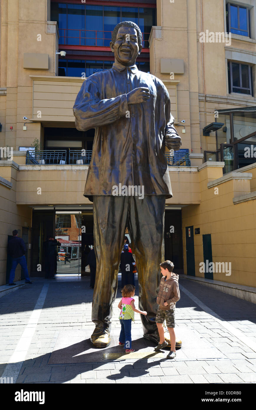 Nelson Mandela statua in Nelson Mandela Square, CBD, Sandton Johannesburg, provincia di Gauteng, Repubblica del Sud Africa Foto Stock