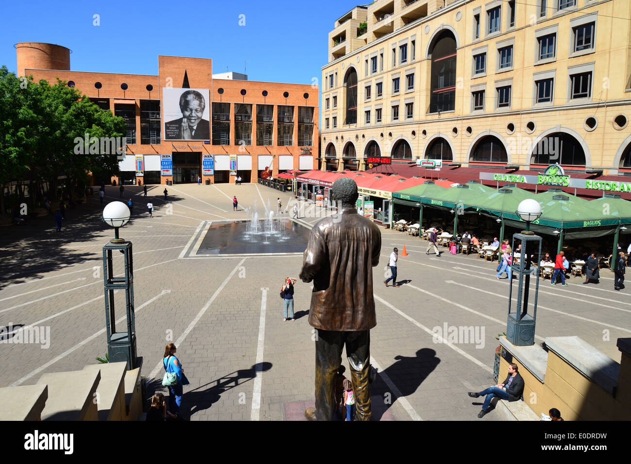 Nelson Mandela statua in Nelson Mandela Square, CBD, Sandton Johannesburg, provincia di Gauteng, Repubblica del Sud Africa Foto Stock