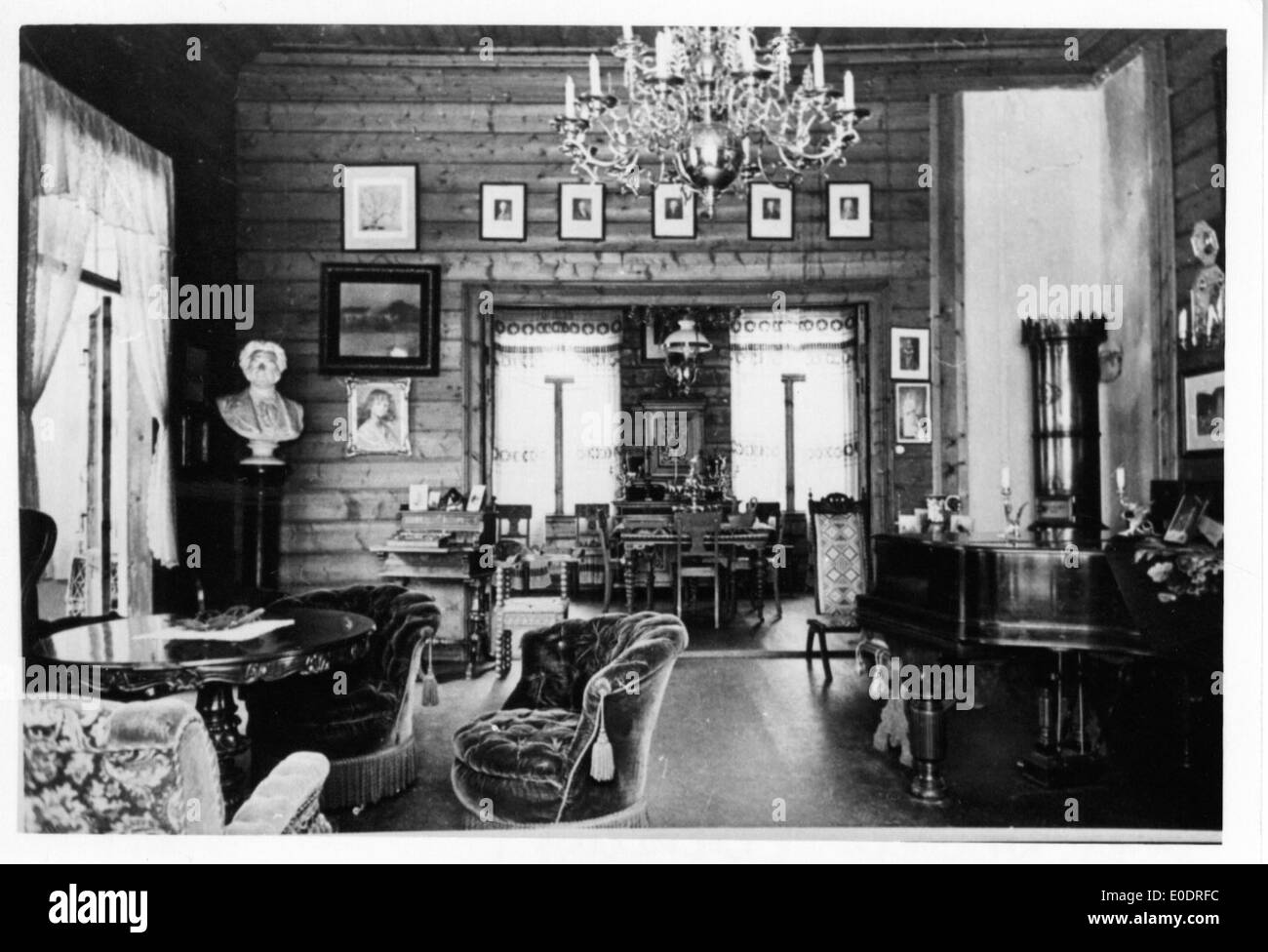 I salotti di Troldhaugen, la casa del compositore norvegese Edvard Grieg, sono raffigurati in questa foto del XIX secolo. L'immagine cattura l'ambientazione storica della casa del compositore, offrendo uno sguardo sulla sua vita personale durante il suo periodo a Bergen, in Norvegia. Foto Stock