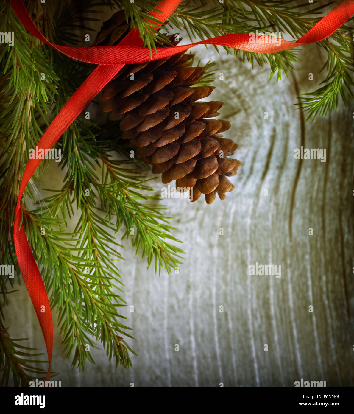 Decorazione di natale con abeti e cono su sfondo di legno Foto Stock