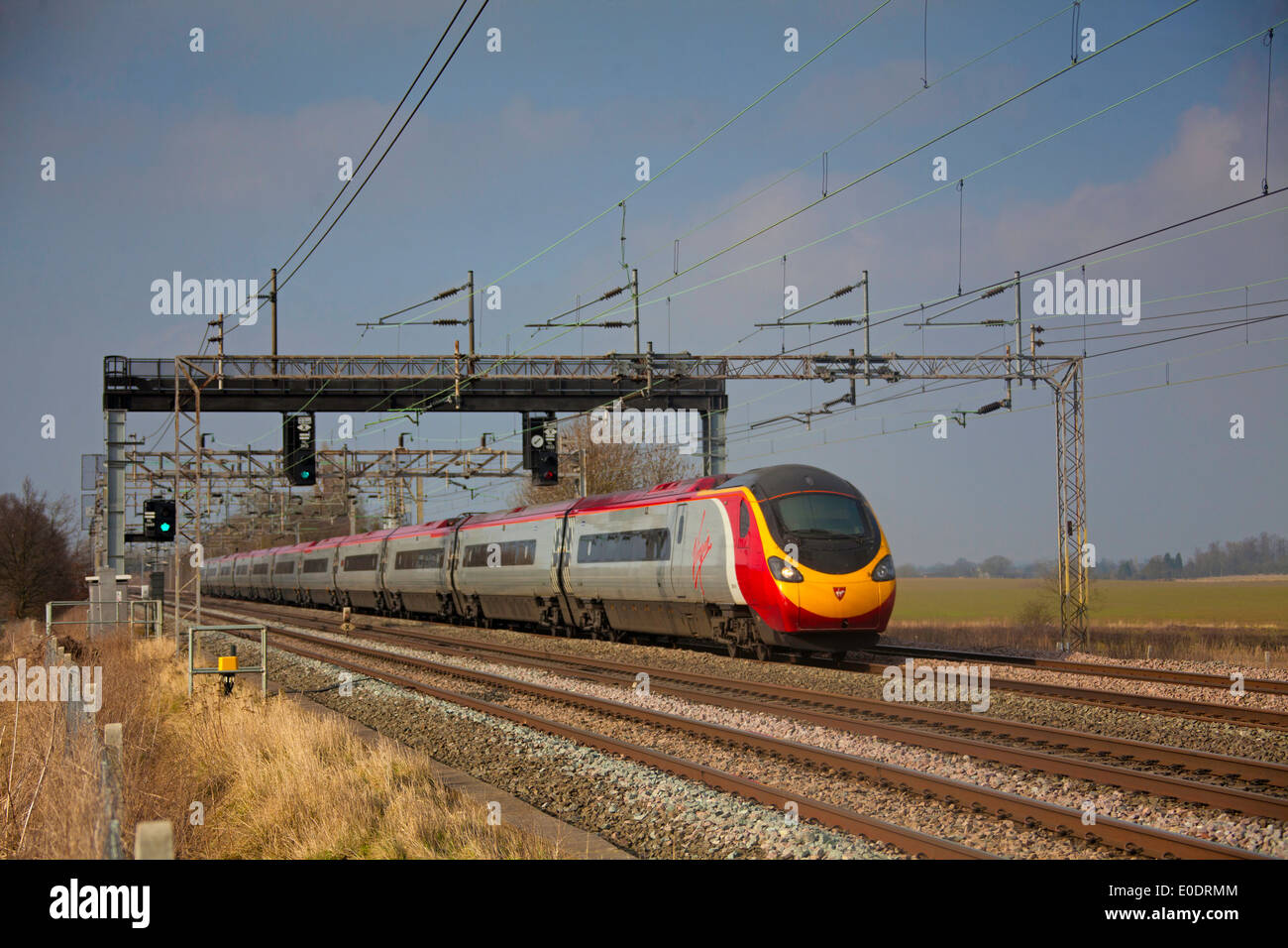 Treni del Virgin Pendolino classe 390 ad alta velocità treno passeggeri nella zona Tamworth-Lichfield della West Coast Mainline (WCML). Foto Stock