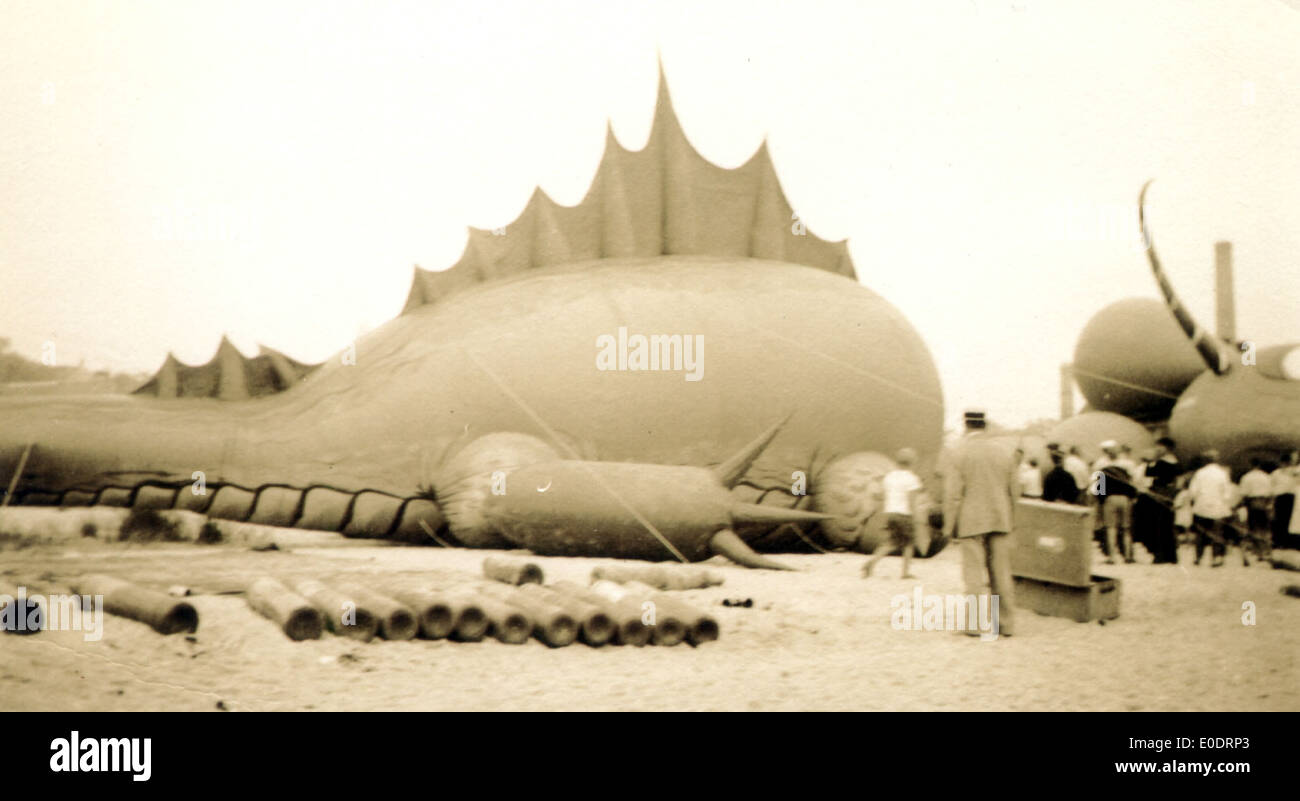Raffigurazione di un serpente marino, spesso associato a miti e leggende. L'immagine mostra un'interpretazione artistica, possibilmente legata alla tradizione dei mostri marini nel folklore marittimo. Foto Stock