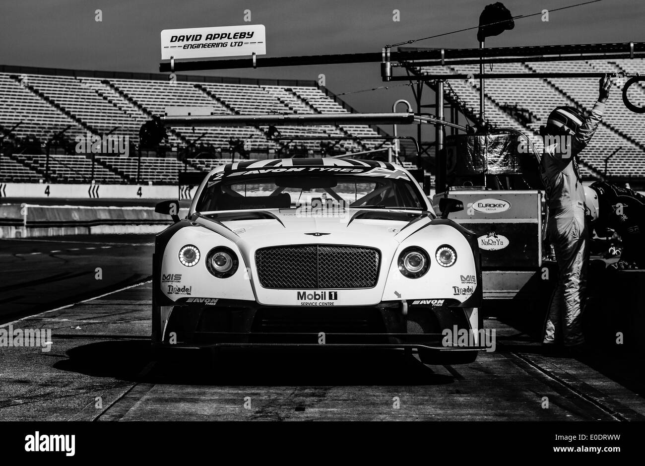 Racing Bentley Continental GT3 in pit lane a Rockingham Speedway durante il British GT Foto Stock