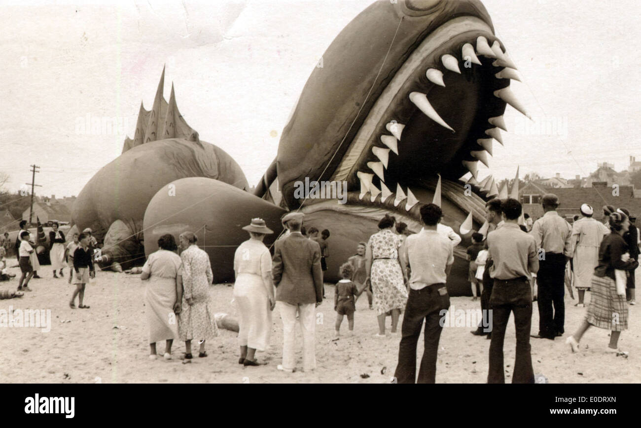 Questa cartolina d'epoca presenta un design da serpente marino, associato ai miti nautici e alla leggenda dei serpenti marini. Mostra l'uso creativo delle immagini nelle cartoline e nella pubblicità dei primi anni del XX secolo, popolare per i loro disegni unici. Foto Stock