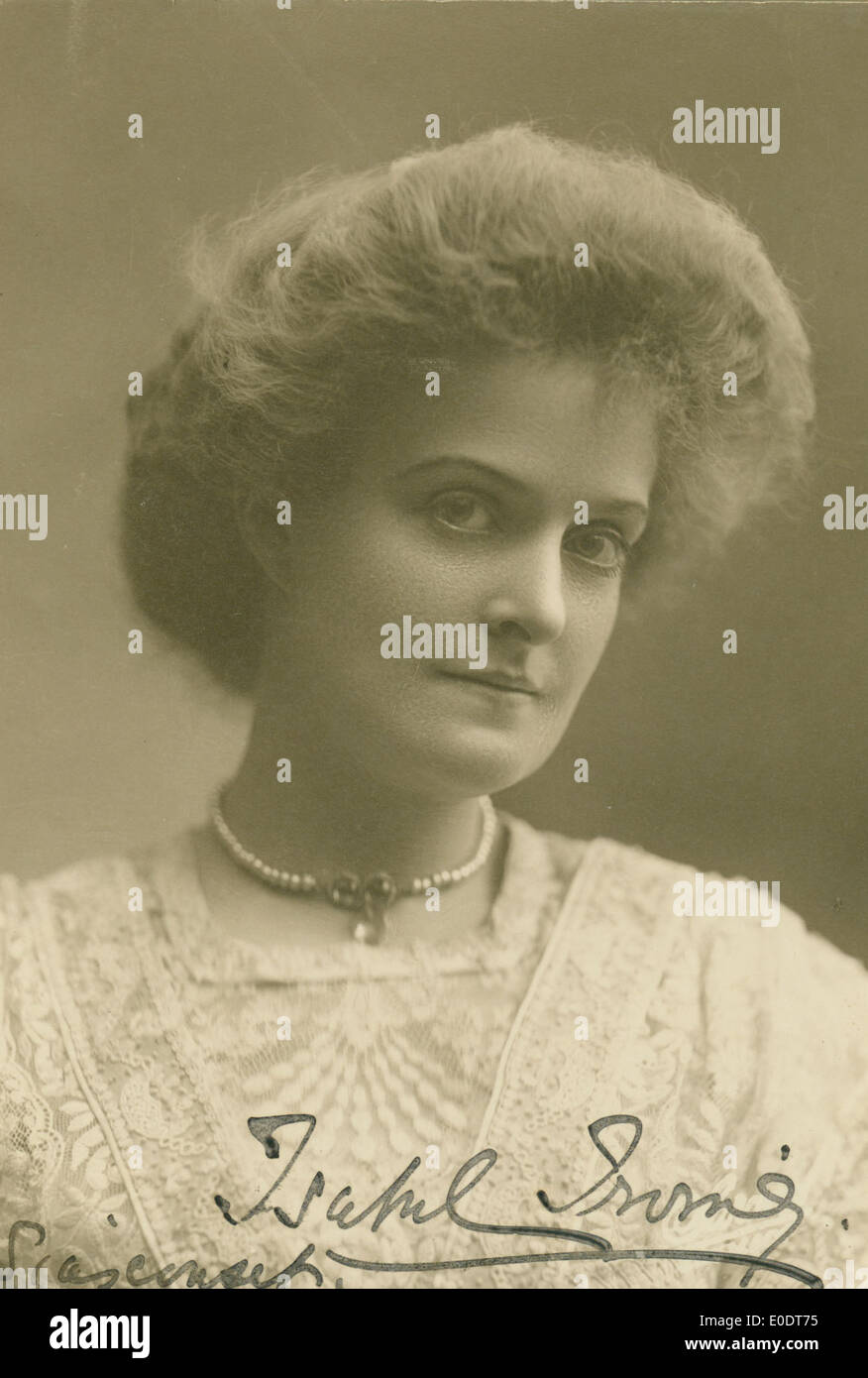 Questo ritratto raffigura Isabel Irving, una rinomata attrice dei primi anni del XX secolo. Irving era nota per il suo lavoro nel teatro e nel cinema, dando notevoli contributi all'industria dello spettacolo durante la sua carriera. Foto Stock