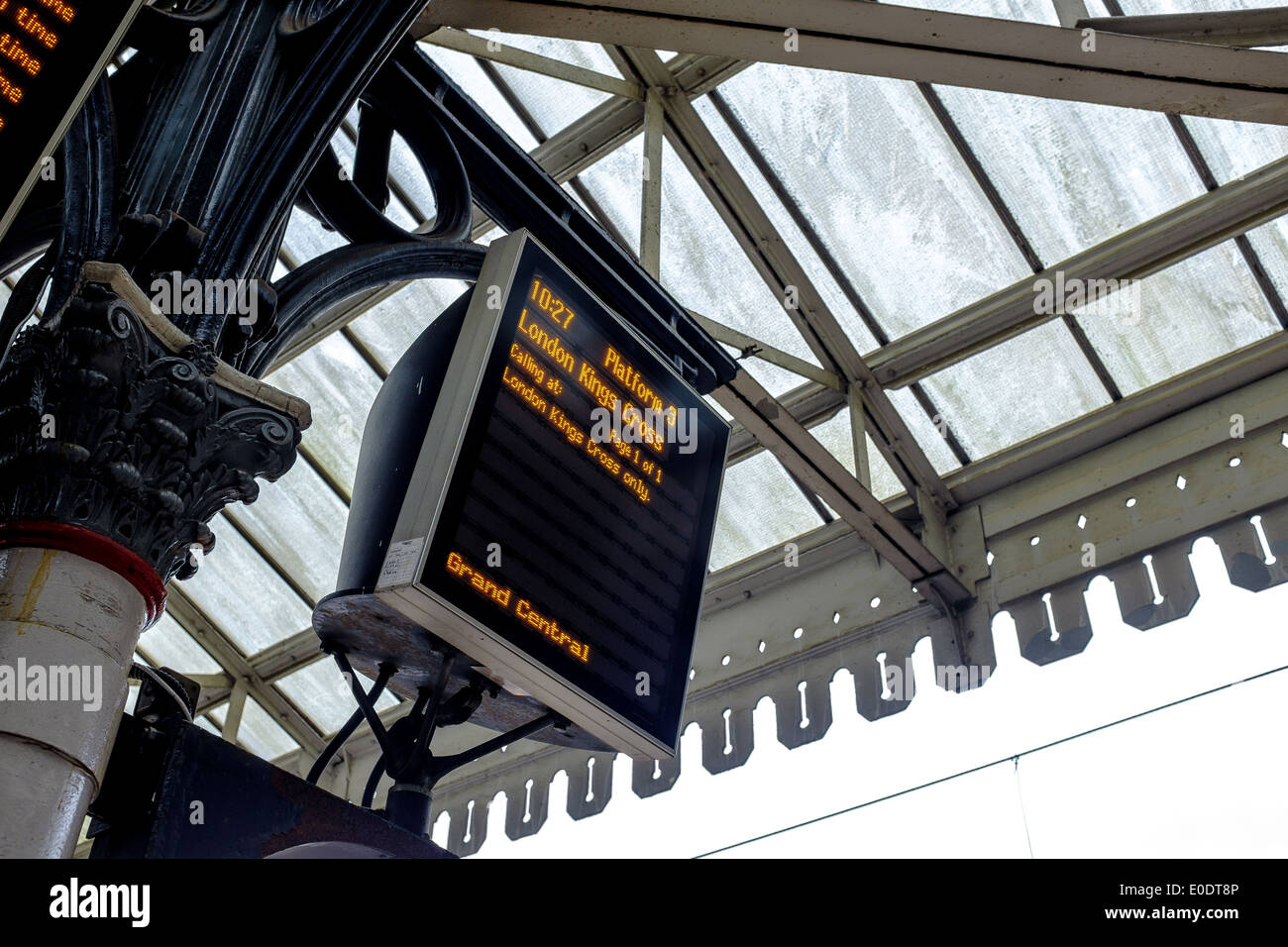 Lo schermo Dot matrix che mostra che una Londra-bound Grand central train è uscita dalla piattaforma 3 tre York display della stazione REGNO UNITO Foto Stock
