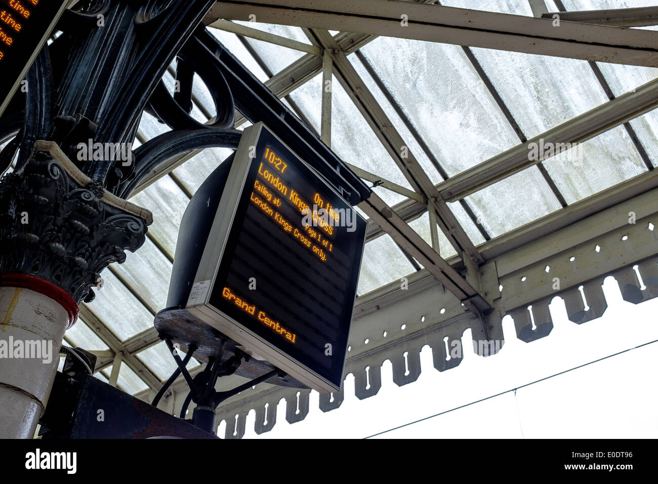 Lo schermo Dot matrix che mostra che una Londra-bound Grand central train è il tempo. La stazione di York Inghilterra Gran Bretagna REGNO UNITO Inglese britannico Foto Stock