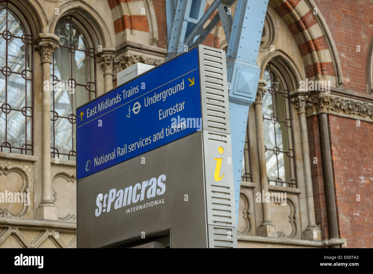 Una lettera gialla simbolo "i" su un punto di informazione a Londra Eurostar mozzo, alla stazione di St Pancras Londra Gran Bretagna UK terminale. Foto Stock