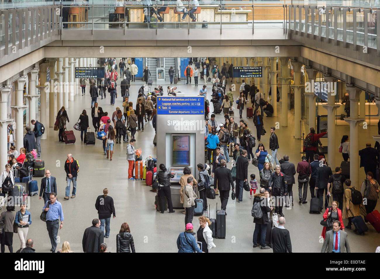 Eurostar passeggeri presso una centrale di Londra Trasporto hub, Stazione di St Pancras. Terminale di viaggio treno concourse integrato folla Foto Stock