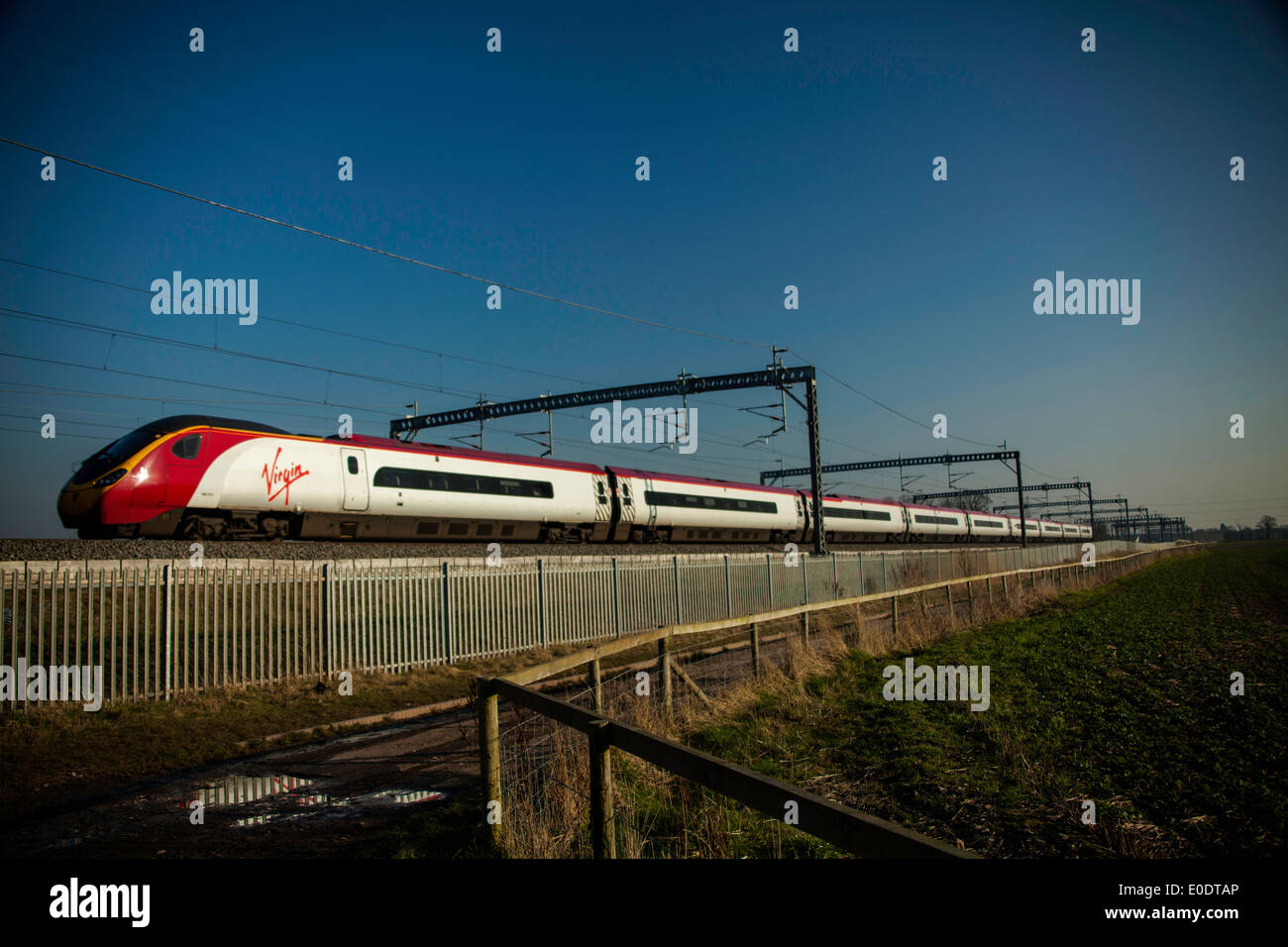 Treni del Virgin Pendolino classe 390 ad alta velocità treno passeggeri nella zona Tamworth-Lichfield della West Coast Mainline (WCML). Foto Stock