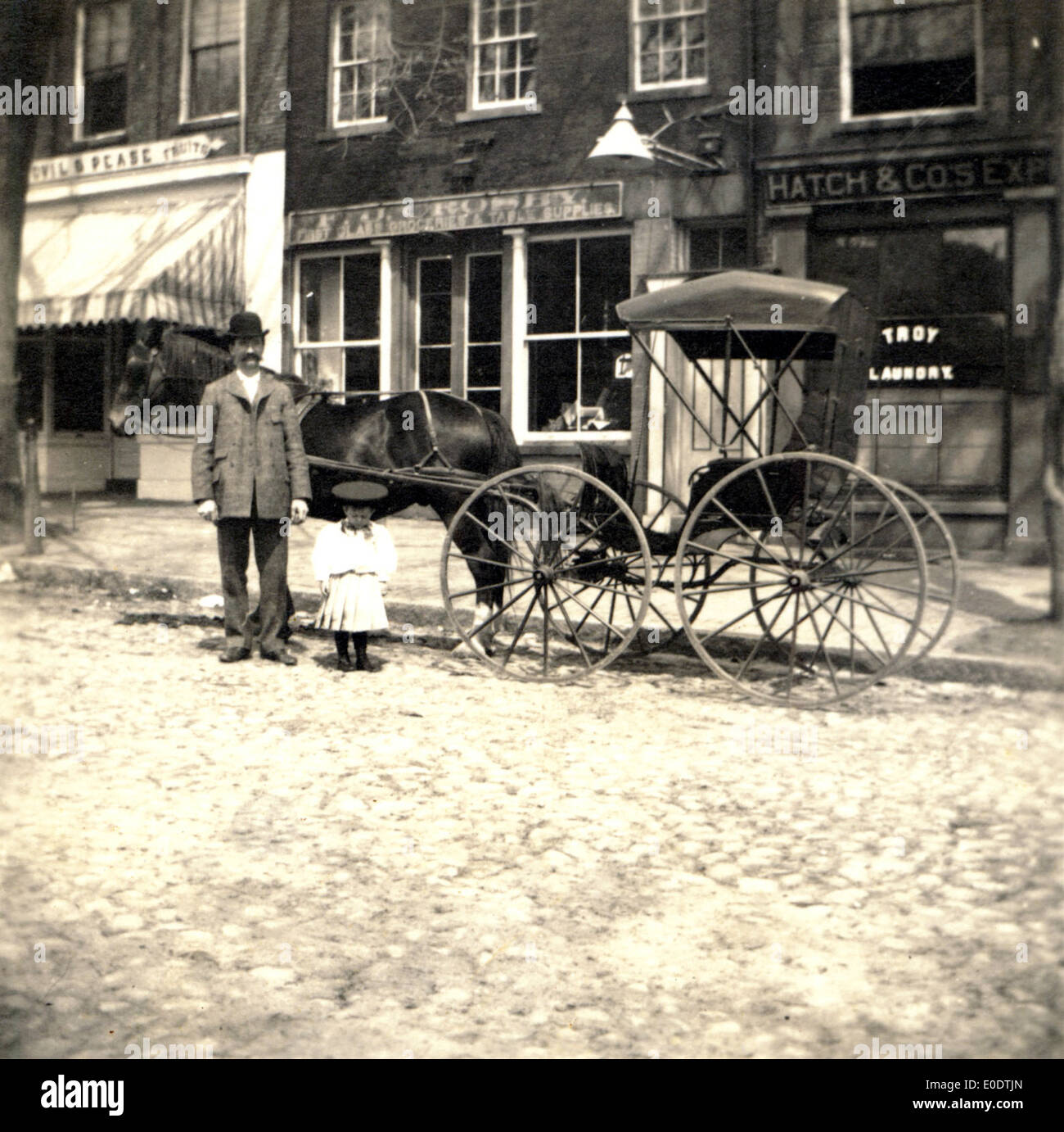 Un'immagine storica di Main Street degli anni '1890, con vari negozi e negozi nelle città di tutti gli Stati Uniti. L'immagine cattura la vibrante atmosfera dei centri urbani alla fine del XX secolo, comprese località come New York, Washington e Martha's Vineyard. Foto Stock