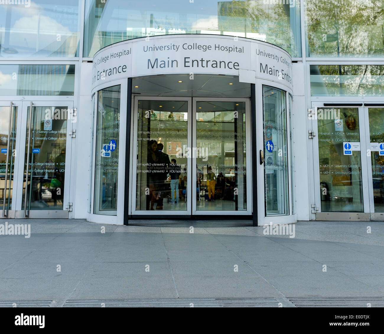 L'ingresso principale al University College Hospital su Euston Road, porte scorrevoli aperte. Londra, Inghilterra. Foto Stock