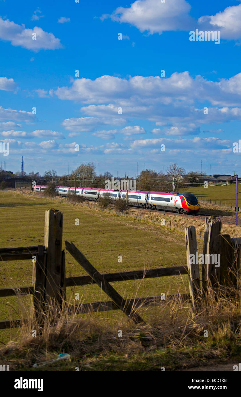Treni del Virgin Pendolino classe 390 ad alta velocità treno passeggeri nella zona Tamworth-Lichfield della West Coast Mainline (WCML). Foto Stock