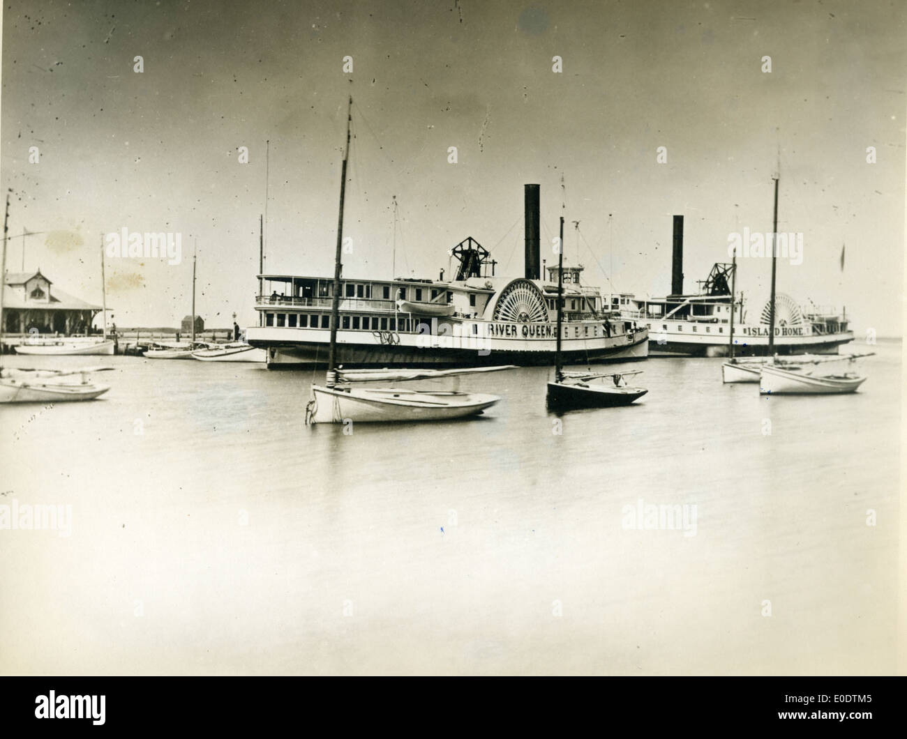 Un'immagine del 1870 che mostra la River Queen and Island Home, due battelli a vapore attraccati al molo dei battelli a vapore. Queste navi furono cruciali per il trasporto negli Stati Uniti durante l'epoca. Foto Stock